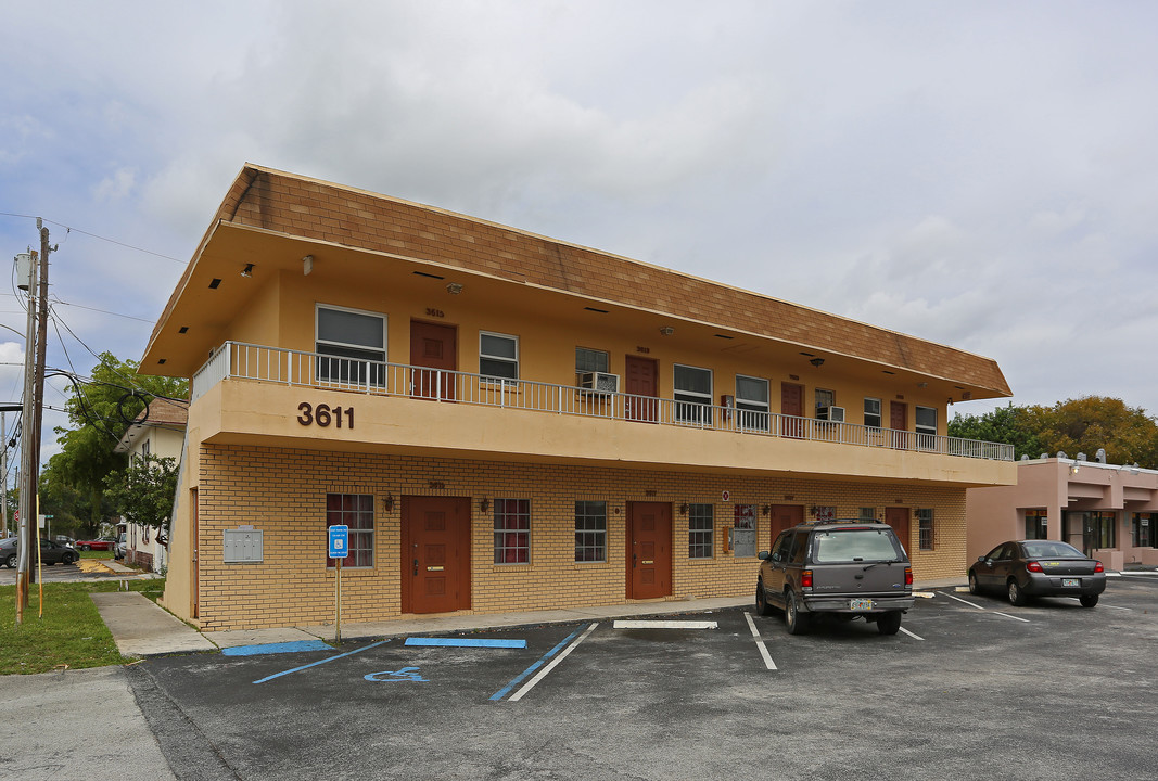 3611 N Dixie Hwy in Oakland Park, FL - Building Photo