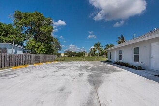 1119 Osceola Dr in West Palm Beach, FL - Building Photo - Building Photo