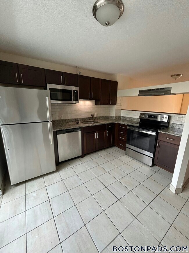 148 N Beacon St in Boston, MA - Building Photo - Building Photo