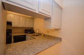 340 Sunderland Rd in Worcester, MA - Building Photo - Building Photo