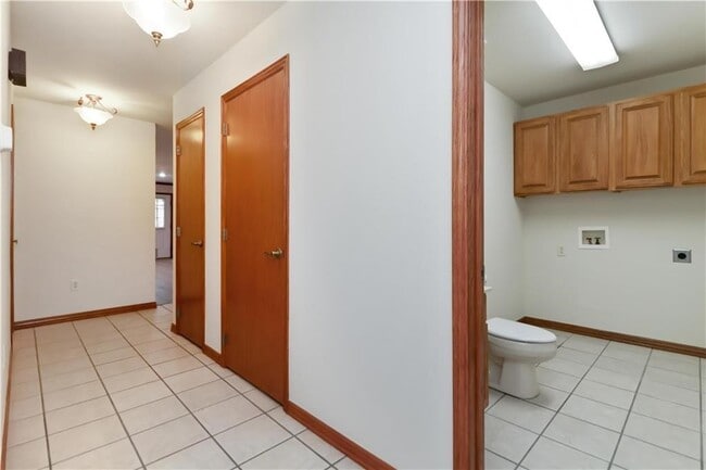 2915 E Sterling Ct in Fayetteville, AR - Building Photo - Building Photo