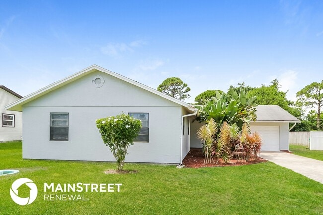 646 SW Byron St in Port St. Lucie, FL - Foto de edificio - Building Photo