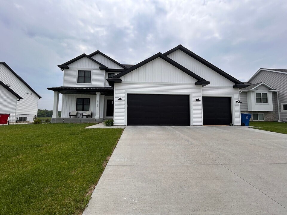 2378 Phoenix Rd SW in Rochester, MN - Building Photo