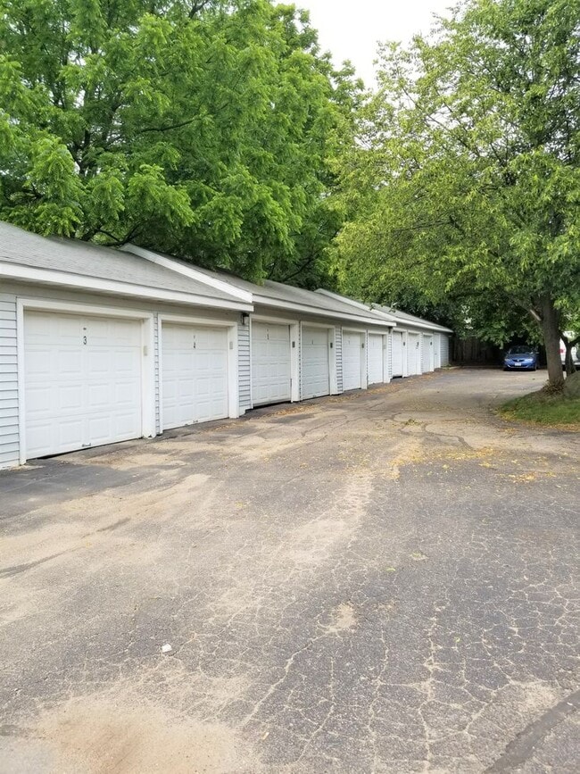 1617 Troy Dr in Madison, WI - Building Photo - Building Photo