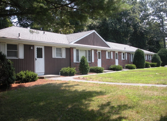 Stoneledge Apartments in Groton, CT - Foto de edificio