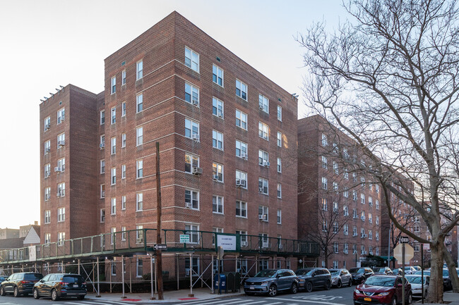 6740 Booth St in Forest Hills, NY - Foto de edificio - Building Photo