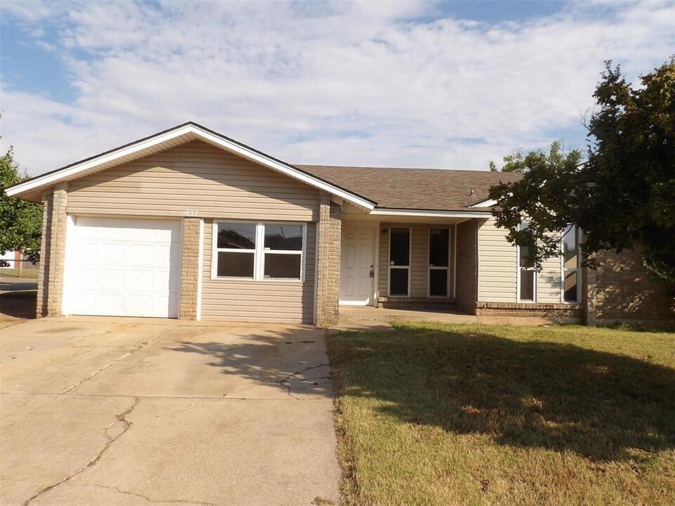 637 NW 21st St in Moore, OK - Building Photo