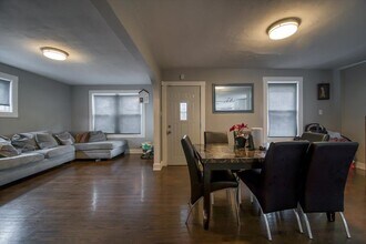 702 Jackson St in Aurora, IL - Building Photo - Building Photo