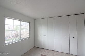 5200 Carousel Dr in El Paso, TX - Building Photo - Building Photo