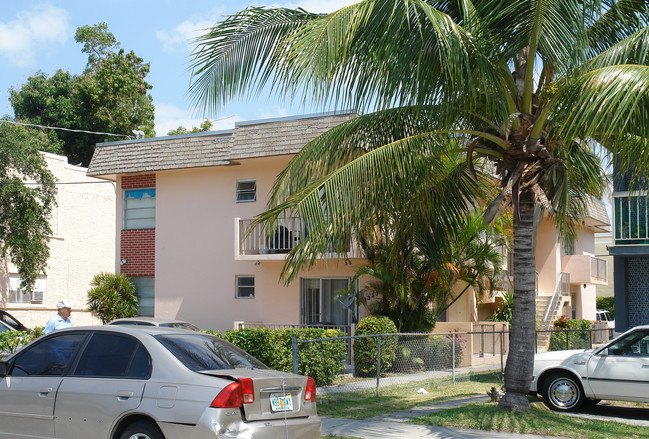 1327 SW 4th St in Miami, FL - Foto de edificio - Building Photo