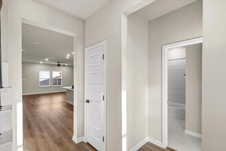 5900 Whisper Crk Dr, Unit 413 in Georgetown, TX - Foto de edificio - Building Photo