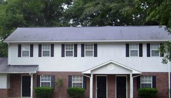 Logan Lane Apartments in Ridgeland, SC - Building Photo