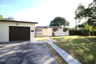401 SW 64th Pky in Pembroke Pines, FL - Foto de edificio - Building Photo