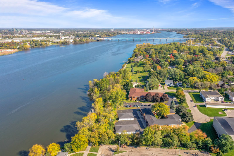 Villa Andalusia in Allouez, WI - Foto de edificio