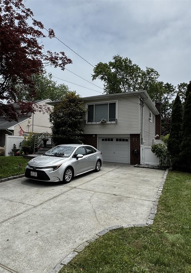 71 E Lido Promenade in Lindenhurst, NY - Building Photo - Building Photo