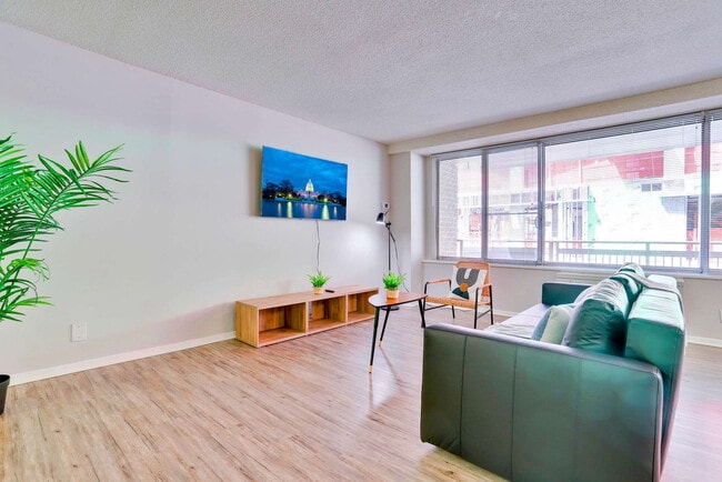 2111 Richmond Hwy in Arlington, VA - Building Photo - Building Photo