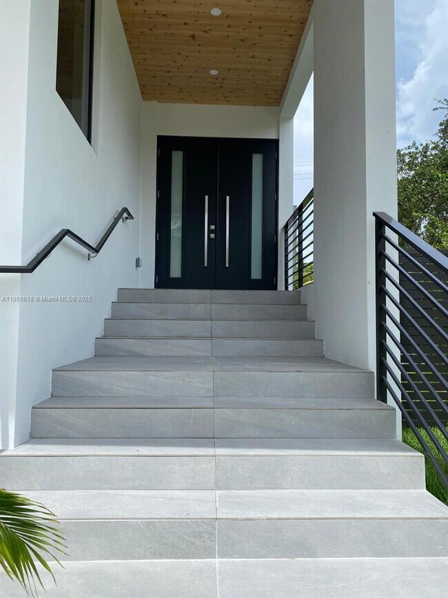 570 Fernwood Rd in Key Biscayne, FL - Building Photo - Building Photo