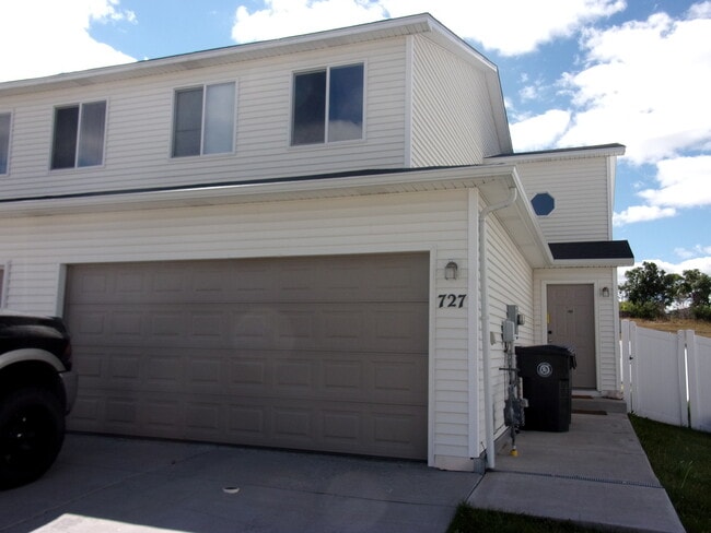 property at 727 W 2nd St