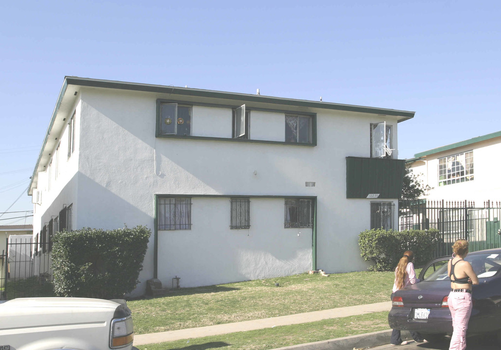 10235 England Ave in Inglewood, CA - Foto de edificio