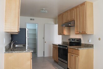 977 Mangrove Ave, Unit D in Sunnyvale, CA - Foto de edificio - Building Photo