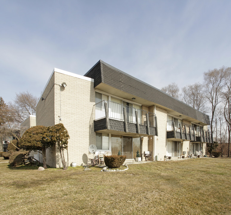 Parkway Heights in Livonia, MI - Building Photo