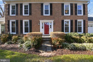 1302 Clayborne House Ct in McLean, VA - Building Photo