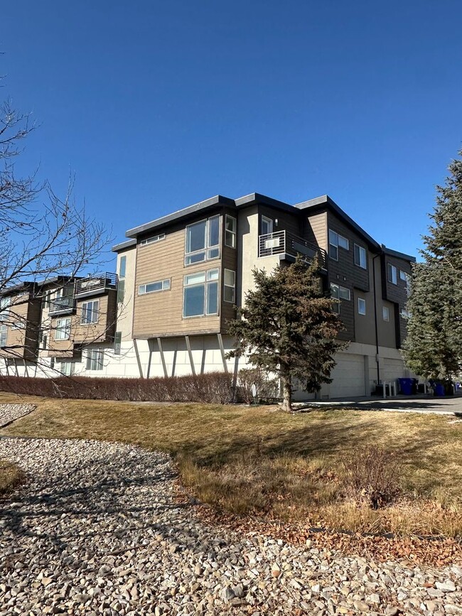 1039 W Rooftop Dr in Midvale, UT - Building Photo - Building Photo