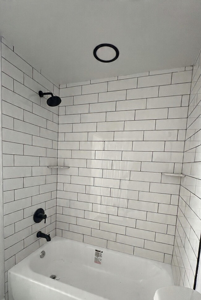 1132 W 8th St, Unit 2nd Floor in Chester, PA - Foto de edificio - Building Photo