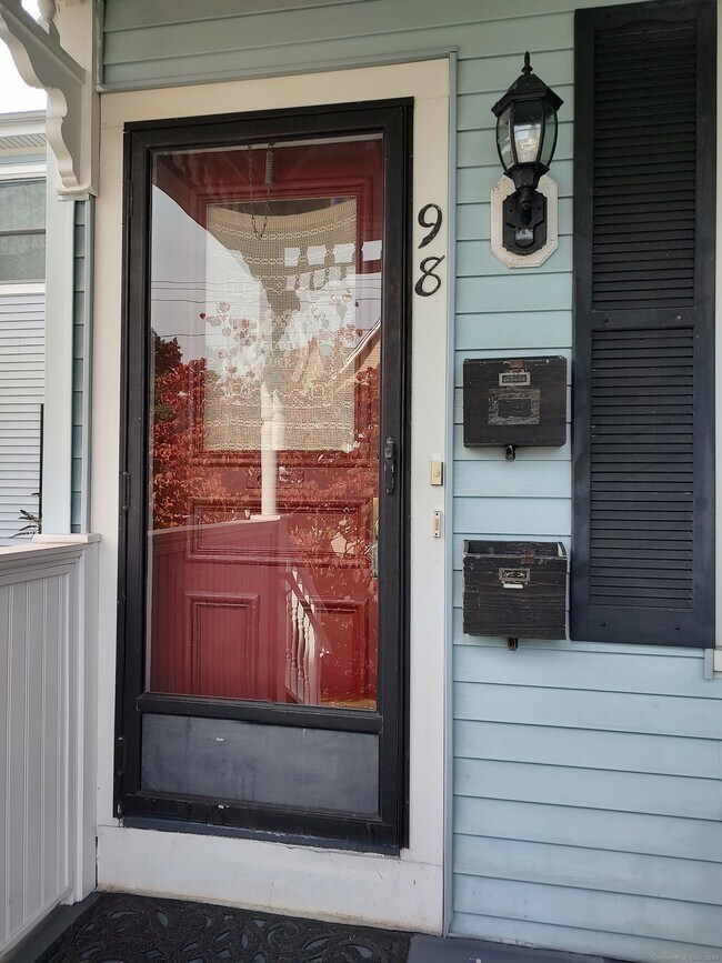 98 Oak Ave-Unit -3rd flr in Shelton, CT - Building Photo - Building Photo