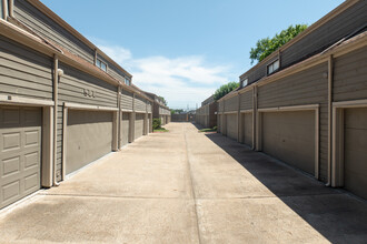 Sands Point Condominiums in Houston, TX - Building Photo - Building Photo