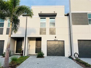 3913 SE Mentmore Ln in Stuart, FL - Building Photo - Building Photo