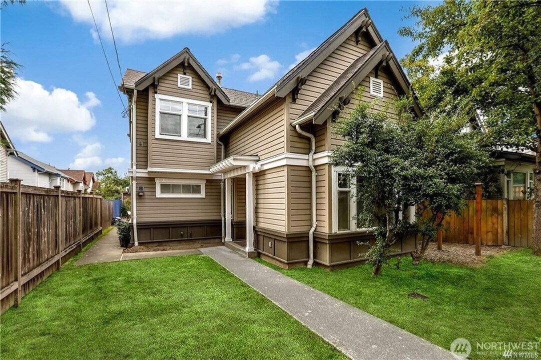2411 E Yesler Wy in Seattle, WA - Building Photo
