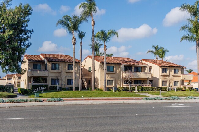 Fountain Crest in Fountain Valley, CA - Building Photo - Building Photo