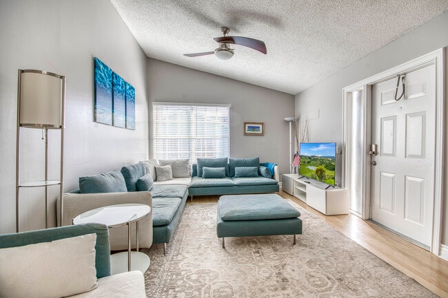 619 Waterside Dr in Hypoluxo, FL - Building Photo - Building Photo