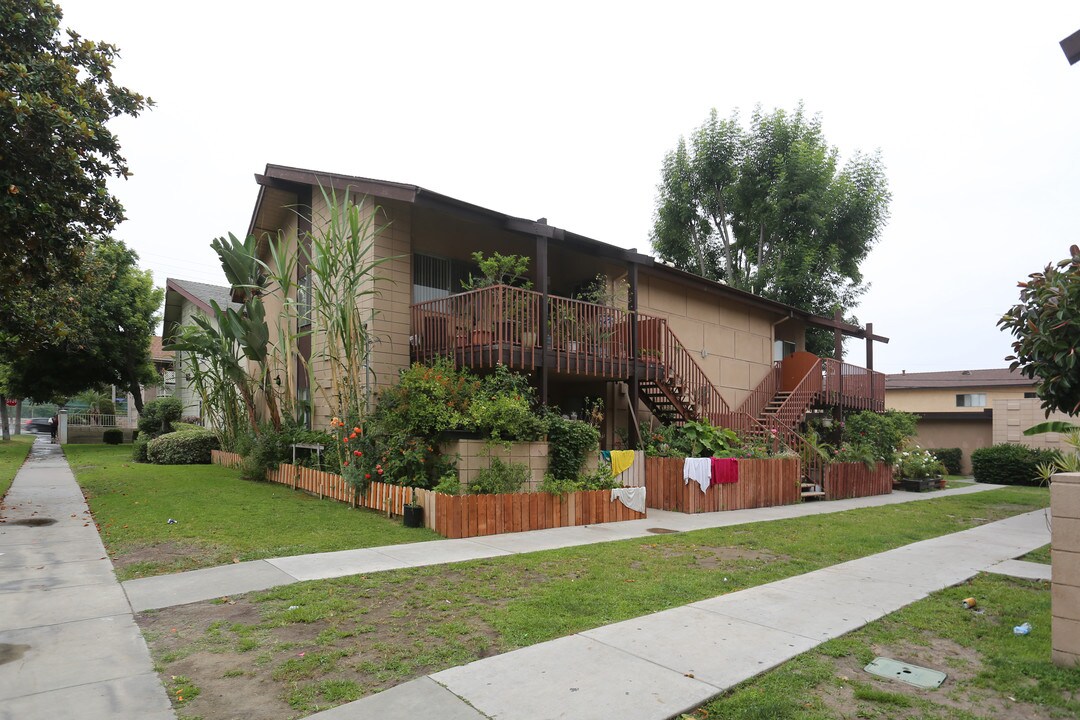 613 N Moraga St in Anaheim, CA - Building Photo