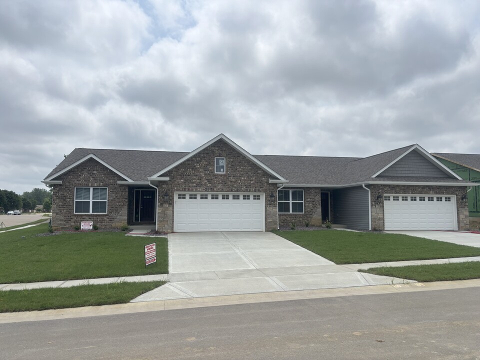 5940 Arrow Ridge Rd, Unit 211 in Fairview Heights, IL - Building Photo