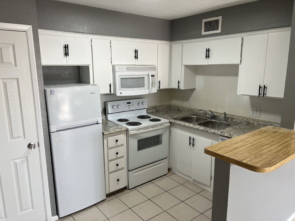 525 E Peppertree Ave in Apache Junction, AZ - Building Photo