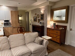 44 Box St, Unit 2D in Brooklyn, NY - Foto de edificio - Building Photo