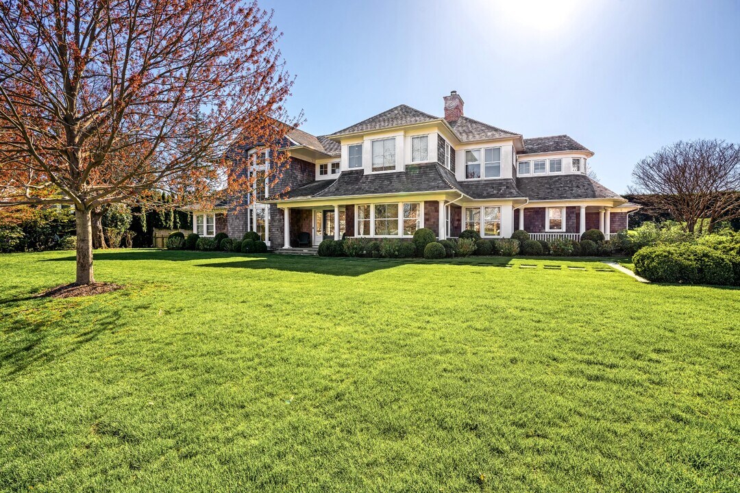 11 Bellows Ct in Southampton, NY - Building Photo