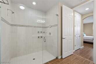 14644 Edgewater Cir in Naples, FL - Foto de edificio - Building Photo