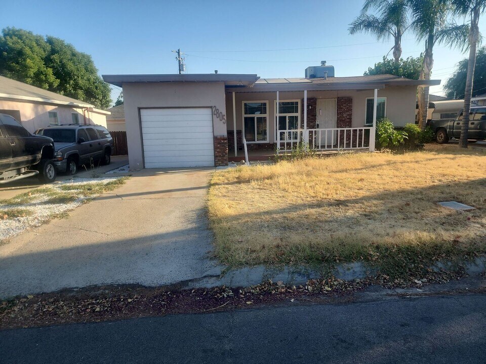 2805 Charleston Dr in Bakersfield, CA - Building Photo