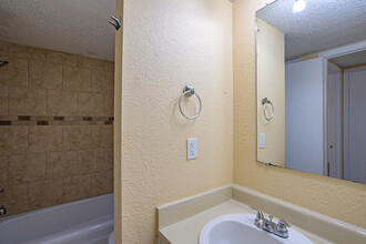 Verde Vista in Oklahoma City, OK - Building Photo - Interior Photo