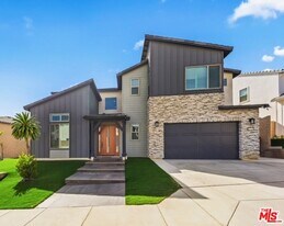 11767 Toyon Dr in Chatsworth, CA - Building Photo