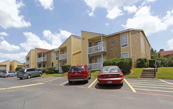 Huntington Hills Apartments in Longview, TX - Foto de edificio - Building Photo