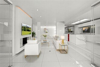 1046 N Hillcrest Rd in Beverly Hills, CA - Building Photo - Building Photo