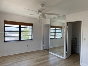 7626 Byron Ave, Unit 6 in Miami Beach, FL - Foto de edificio - Building Photo