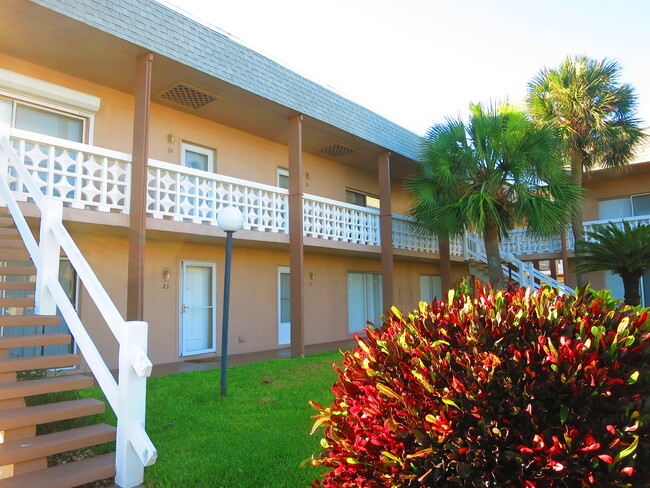 3150 N Atlantic Ave, Unit 23-330 in Cocoa Beach, FL - Foto de edificio - Building Photo
