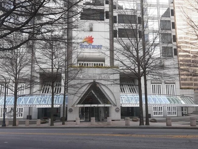 300 W Peachtree St NW in Atlanta, GA - Building Photo - Building Photo