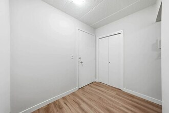Elsey Manor in Regina, SK - Building Photo - Building Photo