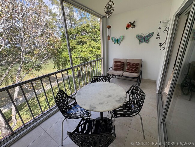 1055 Country Club Dr